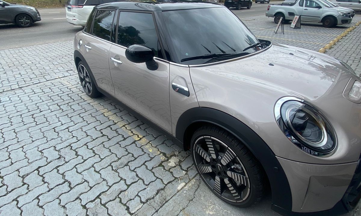 Aplicação de insulfilm em mini cooper prata na Barra da Tijuca