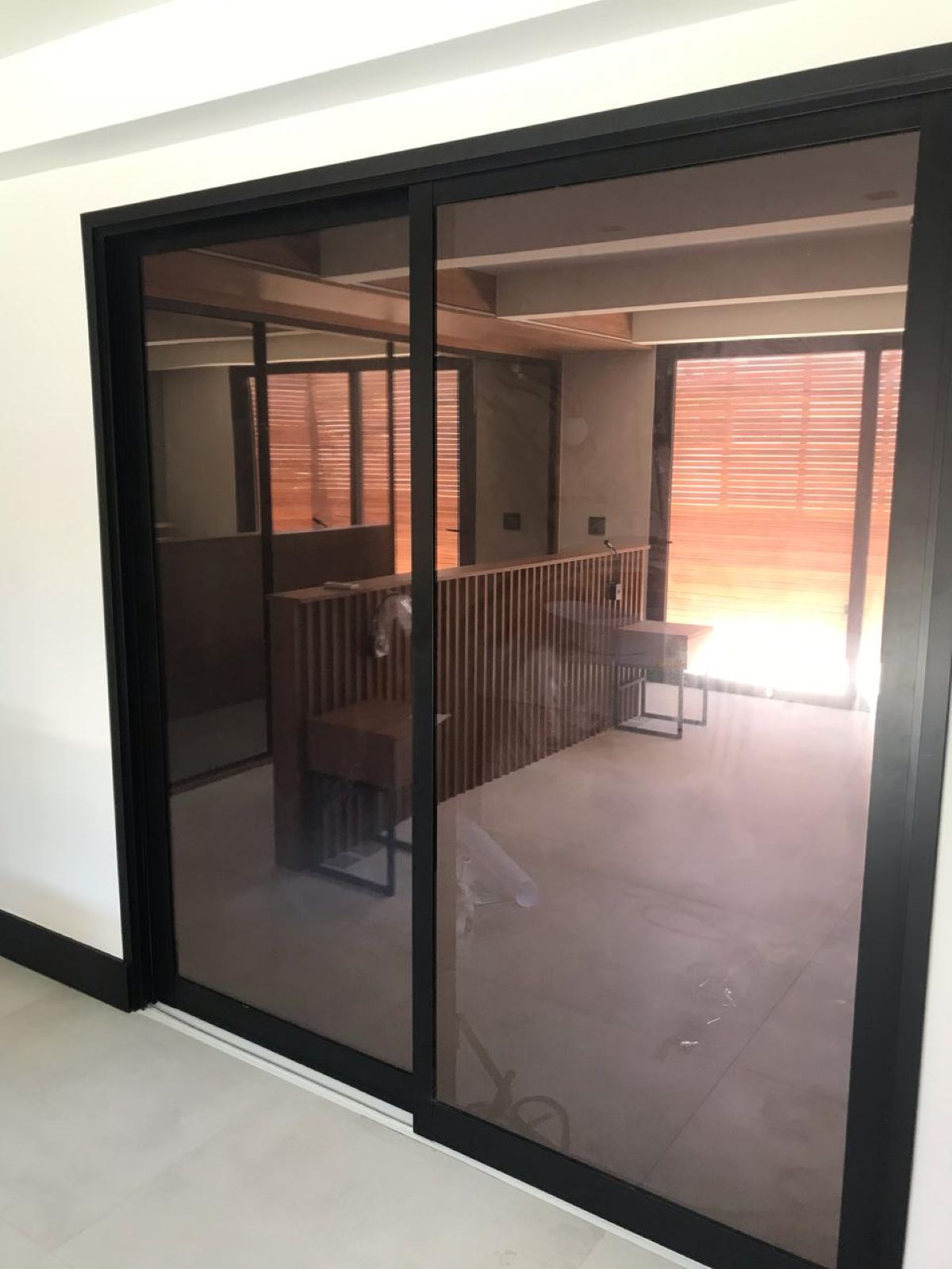 Aplicação de Insulfilm Bronze Espelhado em Banheiro Residencial
